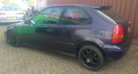 Honda civic 1.4i s , bouwjaar 1996 , Apk t/m 12-09-2017 , Vermogen 90 pk , Brandstof benzine , Kleur paars , Gewicht 940 kg , 3 Deurs , stuurbekr , Vele extra's , km stand 128.830 , Inruil mogelijk , Prijs € 975,- 