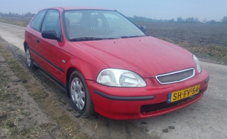 Honda civic 1.4iS bouwjaar 1997 , Apk t/m 25-07-2017 , Vermogen 90 pk , Brandstof benzine , Kleur Rood , Gewicht 940 kg , 3 Deurs , stuurbekr , km stand 328.xxx , Inruil mogelijk , Prijs € 850,- 