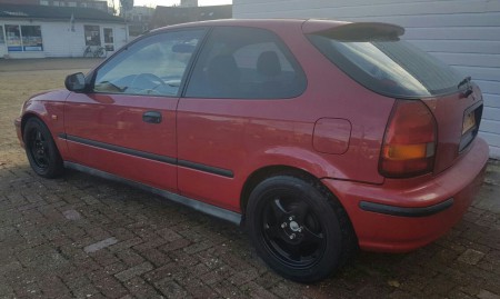 Honda civic 1.4i, bouwjaar 1997 , Apk t/m 01-06-2017 , Vermogen 90 pk , Brandstof benzine , Kleur Rood , Gewicht 940 kg , 3 Deurs , stuurbekr , Vele extra's , km stand 276.000 , Inruil mogelijk , Prijs € 1199,- 