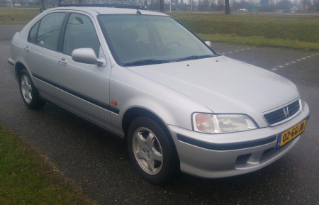 Honda civic 1.5 V-Tec E -van de 2de eigenaar. Boekjes aanwezig / Dealer onderhouden / Gr -Apk t/m 3 augustus 2017 -Kmstand: 260.093 km -Carrosserie: Hatchback -5 Deurs -Brandstofsoort: Benzine -Bouwjaar: 2000 -Transmissie: Handgeschakeld. Prijs € 1495,-