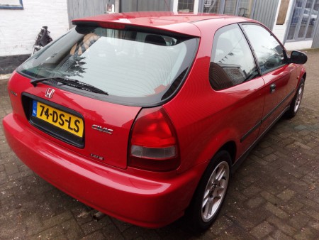 Honda civic 1.4i S Van 2de eigenaar-Zeer mooie auto- Apk November 2017 -Tellerstand: 206.364 (n.a.p) km -Carrosserie: Hatchback -Aantal deuren: 3 -Brandstofsoort: Benzine -Bouwjaar: 1999 -Transmissie: Handgeschakeld-Vermogen: 90 pk  -Prijs € 1495 ,-