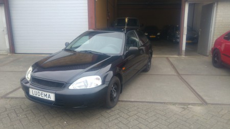 Honda civic 1.4iS * Facelift * bouwjaar 2000, electrische pakket , Apk t/m 02-09-2017 , Vermogen 90 pk , Brandstof benzine , Kleur zwart metallic, Gewicht 940 kg , 3 Deurs , stuurbekr , km stand 221.412 , Inruil mogelijk , Prijs € 1250,- 
