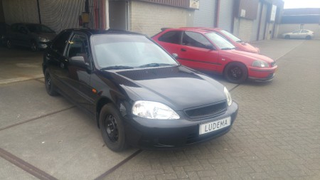 Honda civic 1.4iS * Facelift * bouwjaar 2000, electrische pakket , Apk t/m 02-09-2017 , Vermogen 90 pk , Brandstof benzine , Kleur zwart metallic, Gewicht 940 kg , 3 Deurs , stuurbekr , km stand 221.412 , Inruil mogelijk , Prijs € 1250,- 