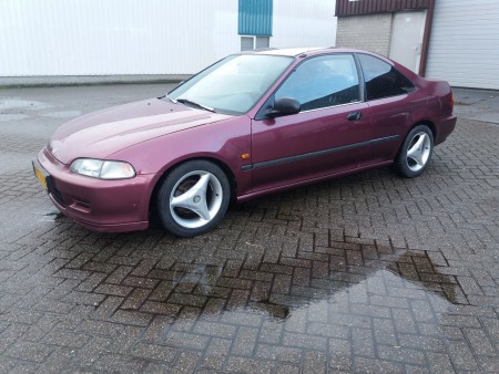 HONDA CIVIC COUPÉ 1.5 LS  2de eigenaars auto ! -Bouwjaar: 1994 -Carrosserie: Coupe -APK tot: 23-06-2018 -Brandstof:Benzine -Kilometerstand: 212.223 km -Transmissie:Handgeschakeld -Gewicht: 998 kg -Motor: D15B7 -Vermogen: 101 pk -Prijs € 1250,-