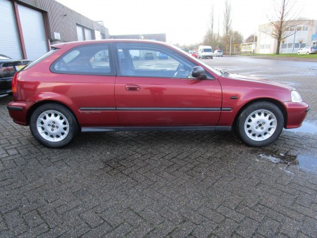 Honda civic 1.5 Vtec-e- Kleur: Rood metallic- Kmstand:229.000 - Apk: 09-06-2018 - Transmissie: Handgeschakeld - Pittige Honda - Prijs € 1100,-